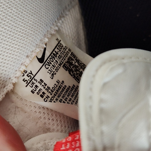 Youth size 5.5 Nike sneakers  fit me - I take 7.5 women's  very gently used - Picture 5 of 5
